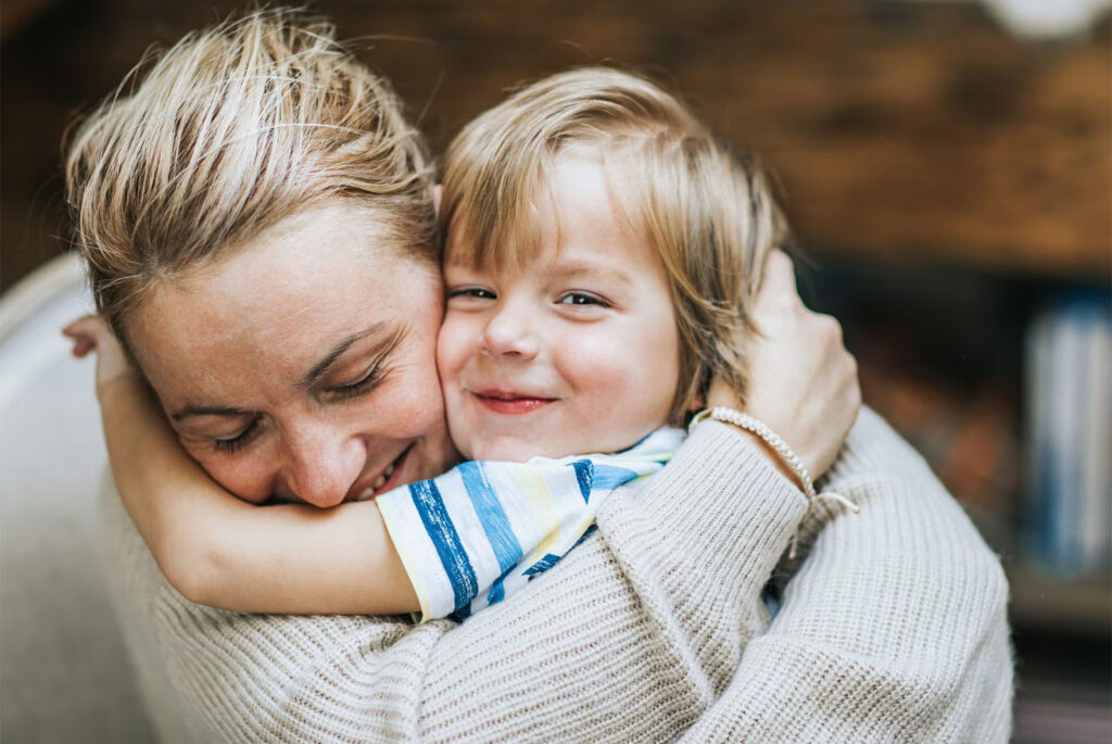 mamma abbraccia il suo bambino