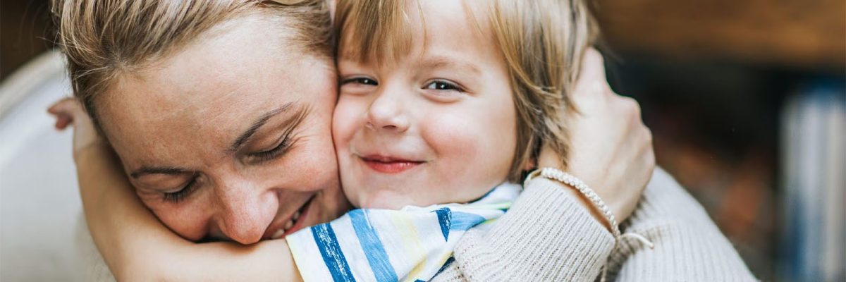 mamma abbraccia il suo bambino